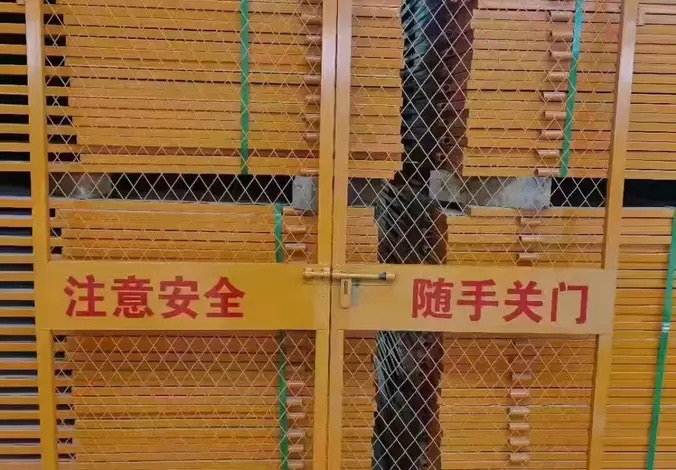 贵阳安防设备·配电箱防护棚冲孔基坑护栏电梯井口防护网安全门电焊网片工地施工铁皮围挡